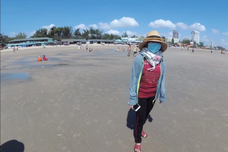 Власти Вунгтау отправили полицейских на пляжи