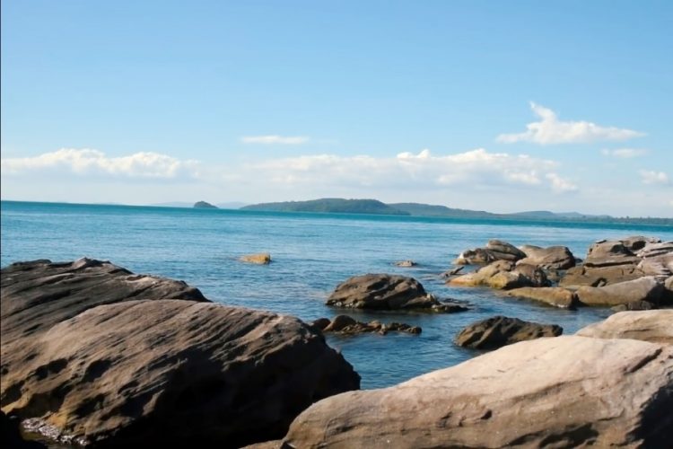 Внутренние туристы проверяют пляжи Вьетнама на безопасность