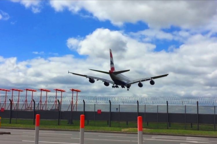 Авиакомпании Великобритании с опаской ждут начала полетов