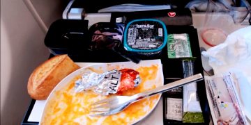 Еду из склада в аэропорту Манчестера спасли от утилизации