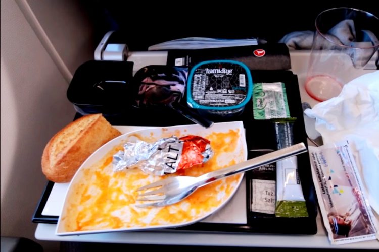 Еду из склада в аэропорту Манчестера спасли от утилизации