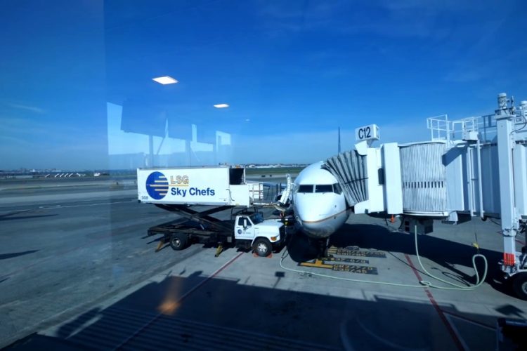 United Airlines не может гарантировать соблюдение социального дистанцирования