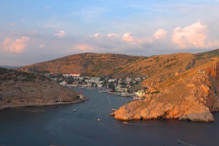 Ученые оценили риск заражения коронавирусом на пляжах Крыма