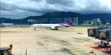 Сотрудники Thai Airways работают развозчиками еды
