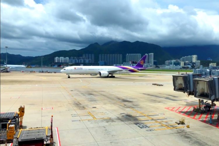 Сотрудники Thai Airways работают развозчиками еды