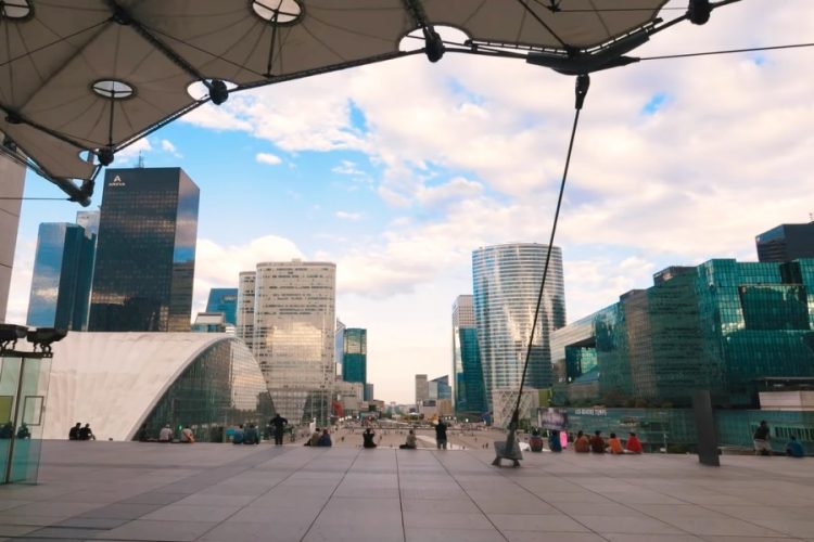 Президент Франции сомневается, что в этом году жители страны уедут за границу