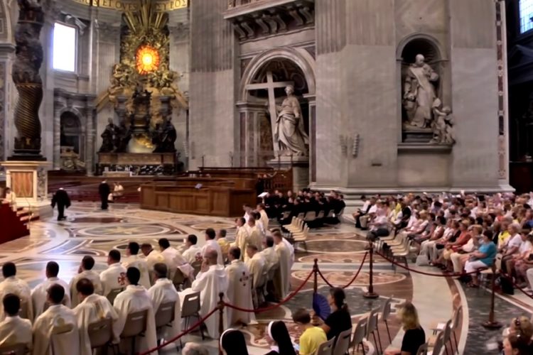 Возле базилики Святого Петра в Ватикане начали собираться очереди