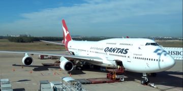 Qantas будет раздавать маски, но оставлять свободные места не намерен