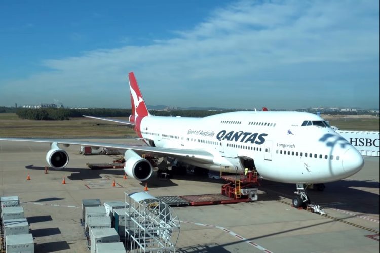 Qantas будет раздавать маски, но оставлять свободные места не намерен