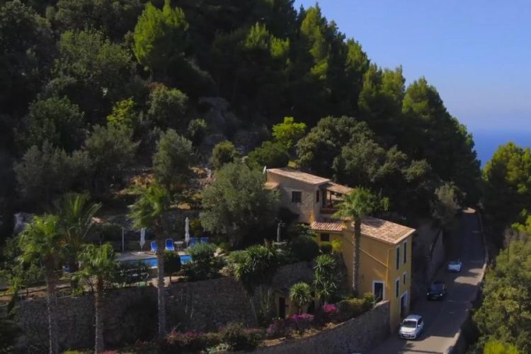 Испания снимает карантин и уже привлекает туристов