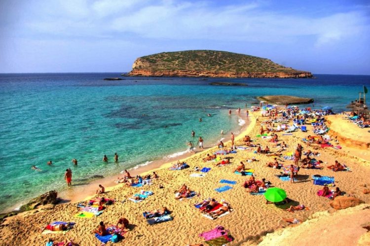 новость 11-06-2020 Популярные пляжи Ибицы страдают от туристов