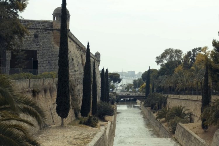 Россиянам объяснили, по каким причинам могут не выпустить за границу