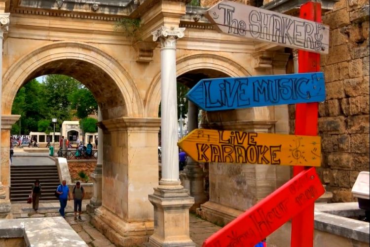 Отдых туристов, которые первыми отправились в Турцию, был омрачен коронавирусом