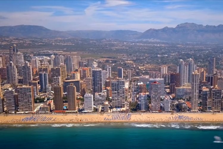 Пляжи Бенидорма начали работать по новым правилам