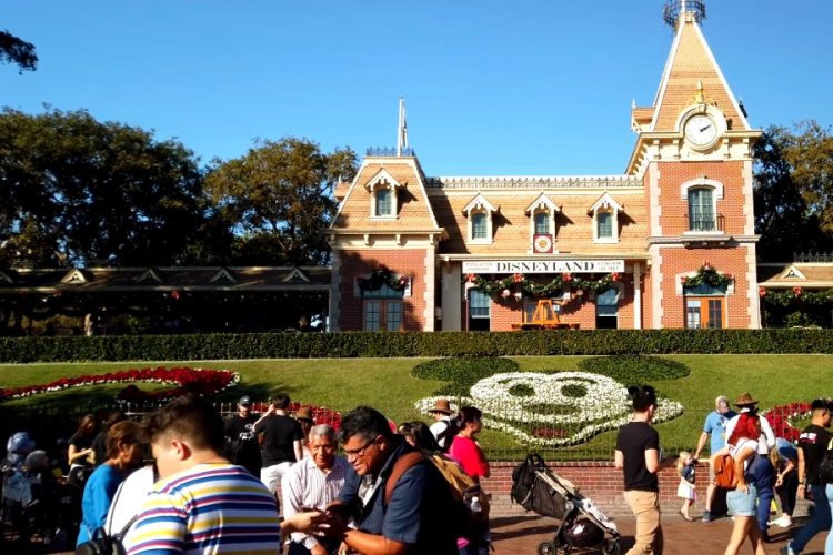 Открытие парков Disneyland в Калифорнии переносят