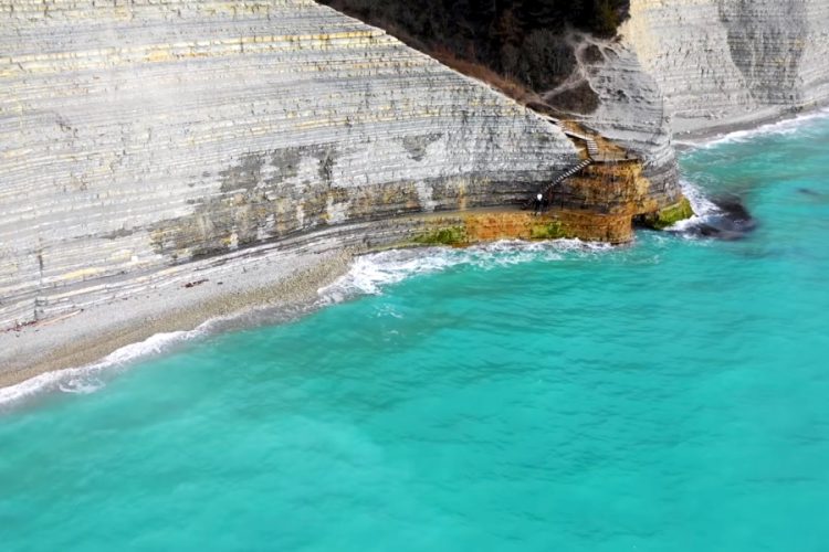 На этой неделе открываются первые пляжи Геленджика