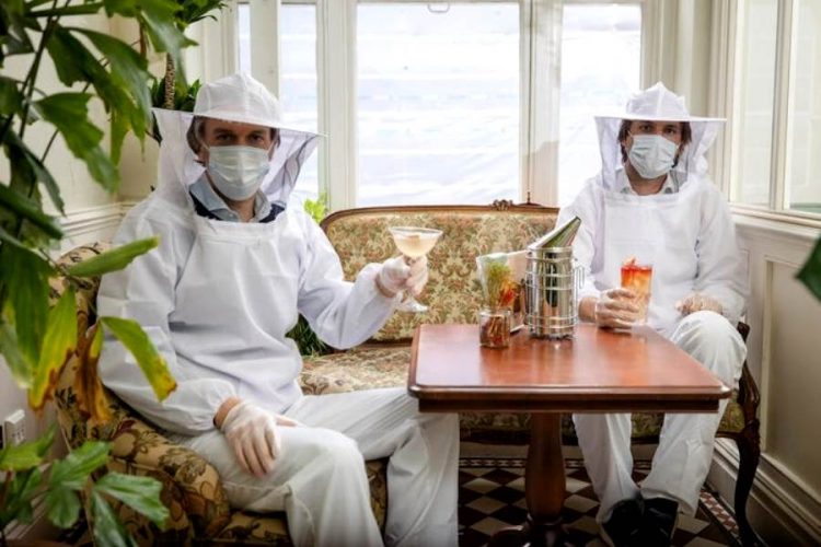 Лондонский бар внедрил интересную схему защиты персонала