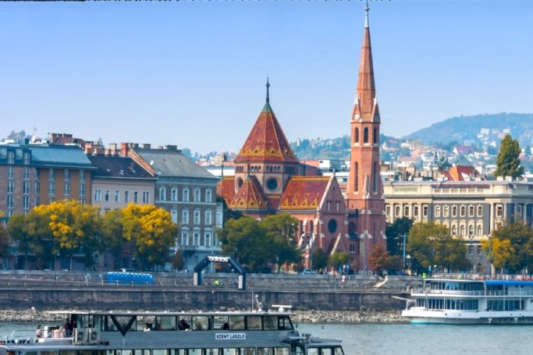 Началось обсуждение сроков возобновления работы визовых центров в РФ