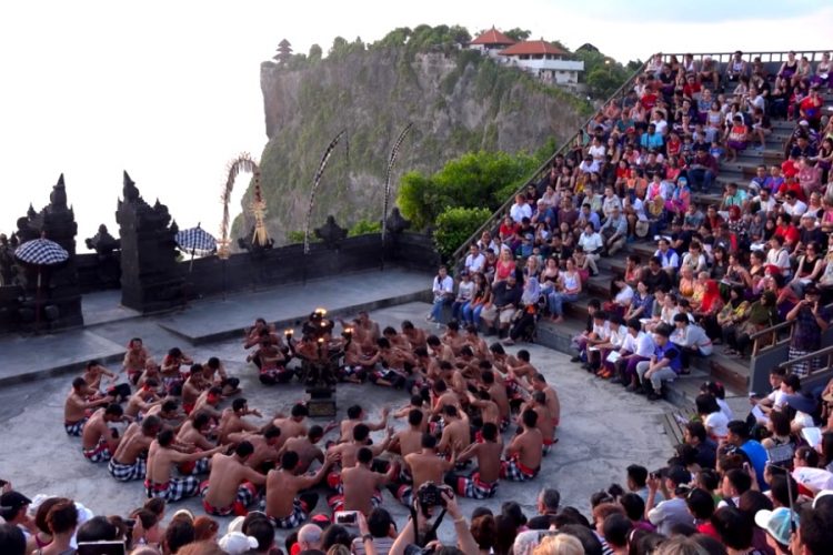 Индонезия депортирует туристов, которые не будут соблюдать карантин