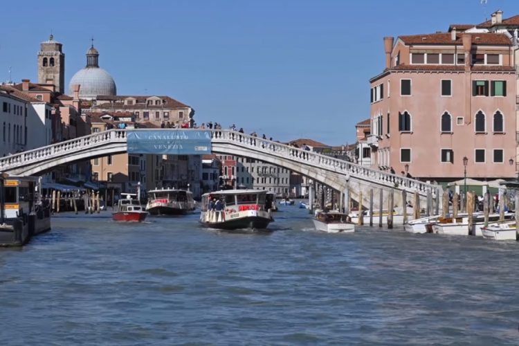 Немцы в первый день путешествия решили искупаться в Гранд-канале Венеции