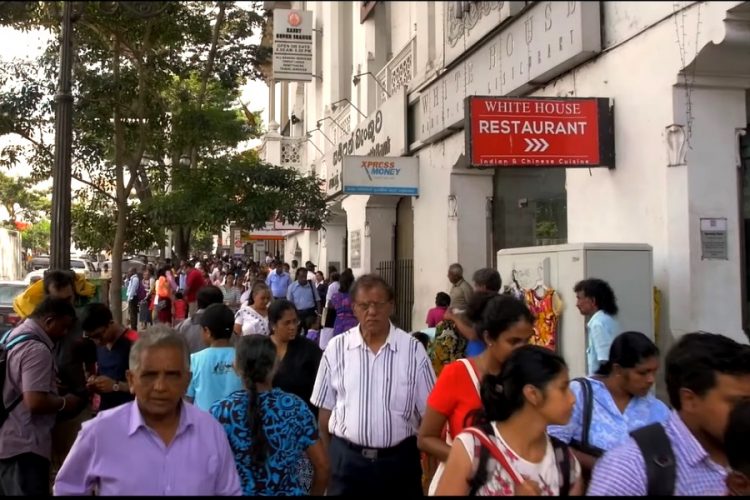 Владелец ресторана Шри-Ланки предоставил ночлег и питание застрявшим туристам