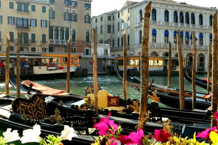 Утвержден список стран, которые с июля начнут отправлять туристов в Европу