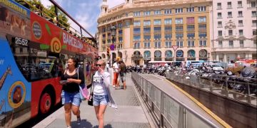 Жители Барселоны радуются отсутствию туристов