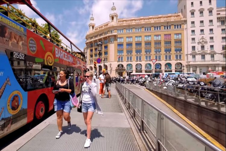 Жители Барселоны радуются отсутствию туристов