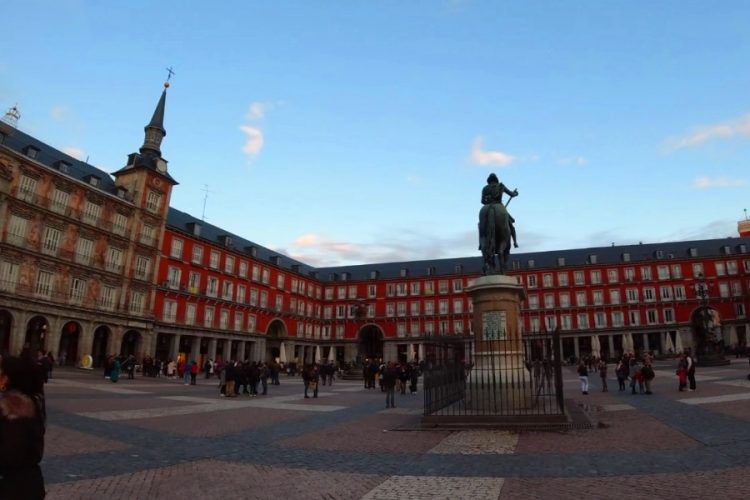 Снятие ограничений начали переносить на фоне второй волны коронавируса