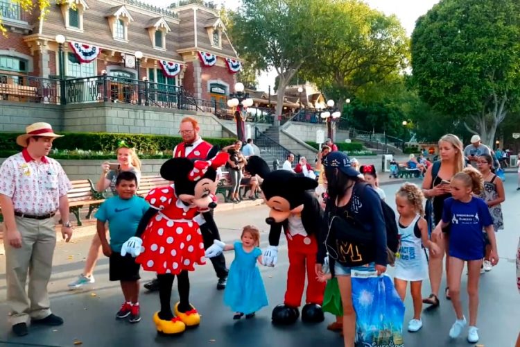 Диснейленд в Калифорнии открывается