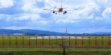 Три крупные авиакомпании подают в суд на британское правительство