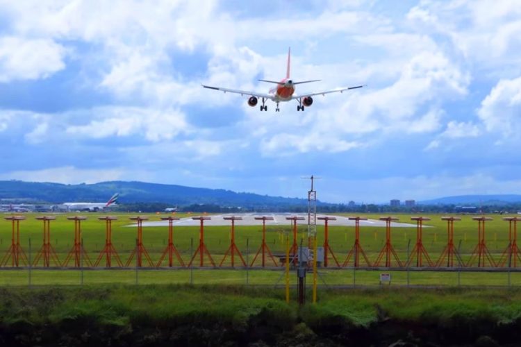 Три крупные авиакомпании подают в суд на британское правительство