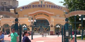 Парижский Диснейленд начинает принимать постояльцев