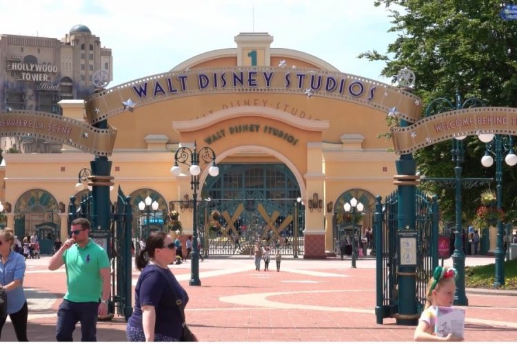 Парижский Диснейленд начинает принимать постояльцев