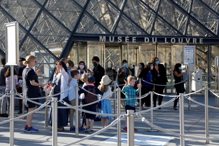 новость 07-07-2020 6 июля Лувр в Париже открылся для посетителей