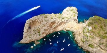 На Майорке задержали туриста за кашель в ресторане