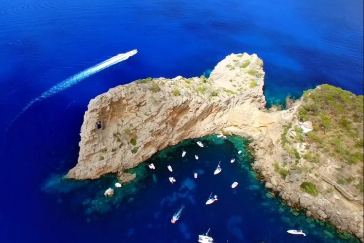 На Майорке задержали туриста за кашель в ресторане