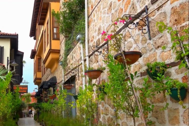 Отели Анталии пытаются заманить туристов небывалыми ценами