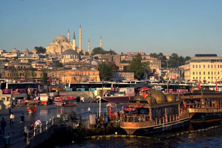 Россиянам порекомендовали покупать страховку для выезда за границу