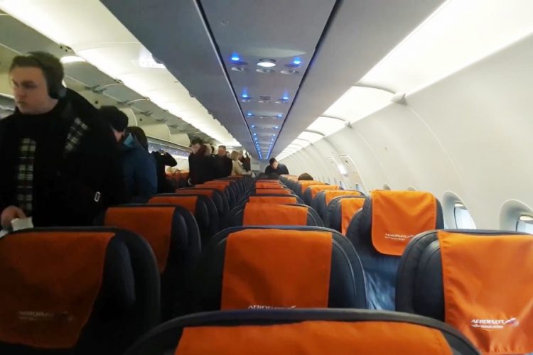 Запрет на поездки за границу продлили, но надежда на отпуск остается