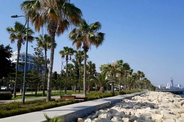 Власти этой Средиземноморской страны заявили, что с 1 августа не готовы принимать российских туристов. Пока эксперты ведут себя сдержанно в оценках сроков возобновления авиационного сообщения. В минувшую пятницу, 3 июля, чиновники Кипра заявили, что пока открыться для российского рынка не могут. Такая ситуация сложилась несмотря на то, что именно Россия является вторым по значимости поставщиком туристов на Кипр. [contextly_sidebar id="EmCFWn5A1bnoHsVRqcHd0XpZDdCADAgj"]Это означает, что российские путешественники не смогут планировать поездки на Кипр с 1 августа. Рынком №1 на Кипре стала Великобритания. Эту страну с 1 августа переместят из группы С группу В. При наличии отрицательного теста на коронавирус граждане этой страны смогут посетить курорты Кипра. Тест нужно сделать за 72 часа до вылета. Въезд на Кипр останется актуальным для британских туристов только при условии сохранения благоприятной эпидемиологической обстановки. В группу В на данный момент попали 14 государств. В группе А - 22 страны. Им разрешили въезд без дополнительных справок. Ассоциация туроператоров России со ссылкой на собственные источники заявляет, что при улучшении эпидемиологической ситуации Россия может попасть из группы С в группу В. Естественно, тогда кипрские власти и поменяют отношение к разрешению на въезд. При снижении количества новых инфицированных решение по поводу допуска определенных туристов будут пересматривать. Если в России количество зараженных снизится до 2000 в день и менее, то можно рассчитывать на изменение ситуации. К примеру, Великобритания фиксирует меньше 1000 новых заболевших. Ежедневно Россия регистрирует примерно 7000 случаев. По информации АТОР эпидстатус России может стать причиной того, что рейсы на Кипр отменят. По состоянию на минувшую пятницу, 3 июля, рейсы национальной авиакомпании Аэрофлот в Ларнаку из Москвы и Санкт-Петербурга были. На туристическую карту Кипра Россия сможет вернуться скорее всего к концу сезона.