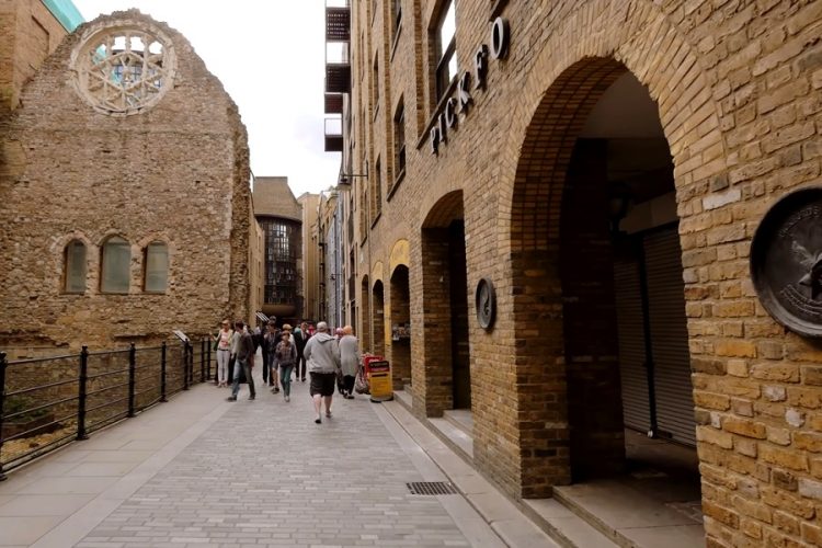 Британские чиновники боятся, что страна превратится в "культурную пустыню"