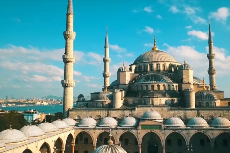 Турция готова рискнуть эпидбезопасностью ради спасения туризма