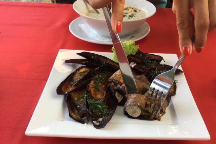 Стало известно, как питаются российские туристы на курортах