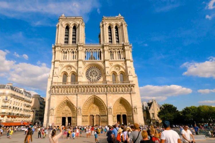 Визовые центры Франции открылись, но туристов не принимают