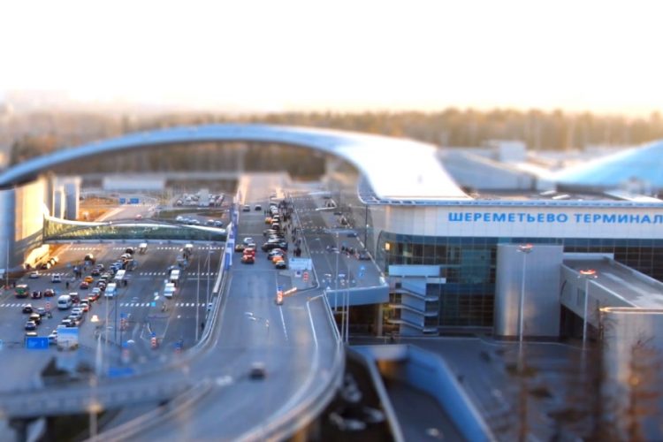 В аэропортах России зафиксировали множественные нарушения эпидрекомендаций