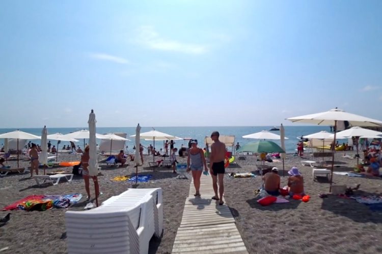 В Сочи предлагают штрафовать туристов, которые ходят по городу в купальниках