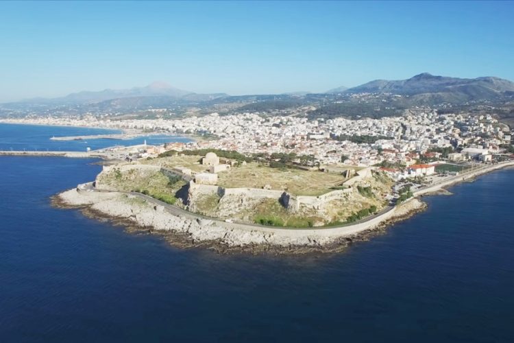 Зараженная коронавирусом туристка 3 дня путешествовала по острову Крит