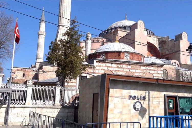 Чиновников из разных стран приглашают на пятничную молитву в собор Святой Софии