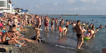На пляжах Сочи происходит ажиотаж